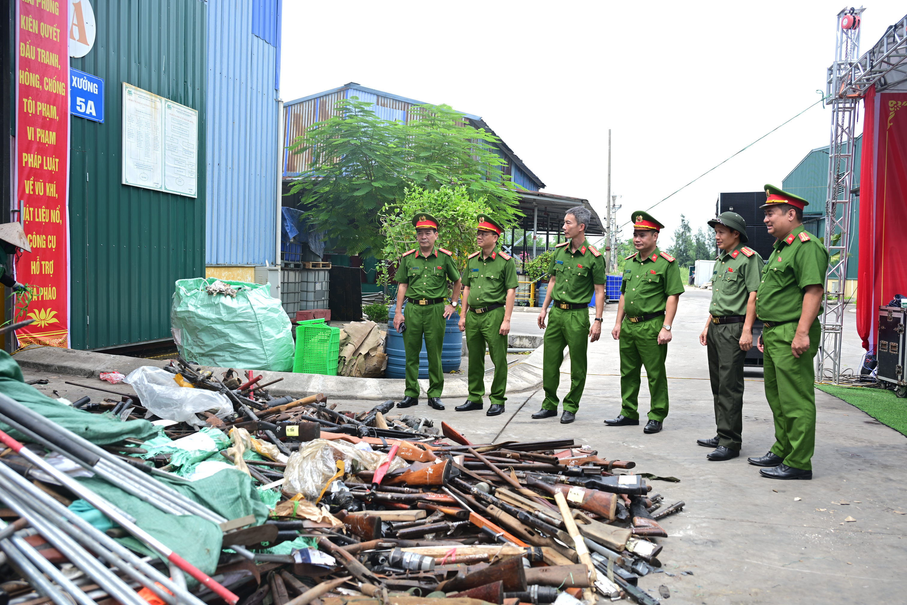 Phòng Cảnh sát quản lý hành chính về trật tự xã hội: Tham mưu tổ chức tiêu hủy số lượng lớn vũ khí, vật liệu nổ, công cụ hỗ trợ và pháo